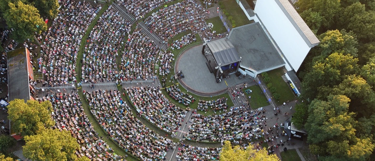 Volksplatz Borna - Lieu d'événements dans la région de Leipzig La vue aérienne de la Volksplatz Borna montre l'amphithéâtre à 180 degrés pendant l'une des nombreuses manifestations.