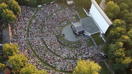 Volksplatz Borna - Veranstaltungsort in der Leipzig Region Die Luftaufnahme des Volksplatzes Borna zeigt das 180-Grad-Amphitheaters während einer der zahlreichen Veranstaltungen