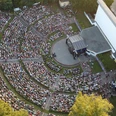 Volksplatz Borna - Veranstaltungsort in der Leipzig Region Die Luftaufnahme des Volksplatzes Borna zeigt das 180-Grad-Amphitheaters während einer der zahlreichen VeranstaltungenThe aerial view of Volksplatz Borna shows the 180-degree amphitheater during one of the numerous eventsLa vista aerea della Volksplatz Borna mostra l'anfiteatro a 180 gradi durante uno dei numerosi eventi.Letecký pohled na náměstí Volksplatz Borna ukazuje 180stupňový amfiteátr během jedné z mnoha akcí.De luchtfoto van Volksplatz Borna toont het 180-graden amfitheater tijdens een van de vele evenementenWidok z lotu ptaka na Volksplatz Borna pokazuje 180-stopniowy amfiteatr podczas jednego z licznych wydarzeń.
