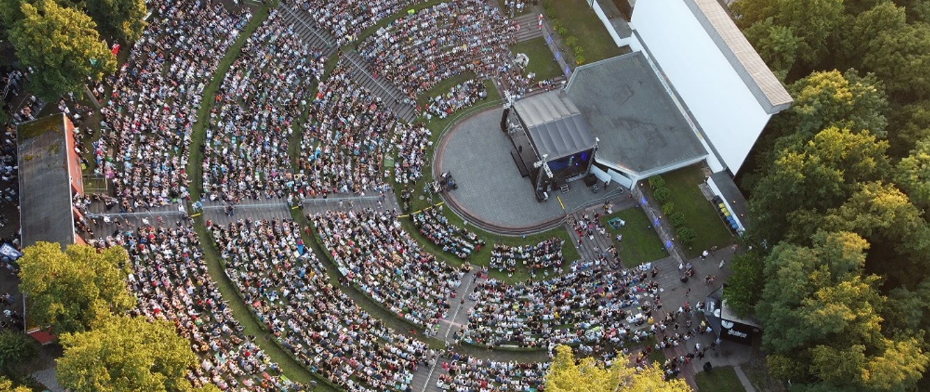 Volksplatz Borna - Veranstaltungsort in der Leipzig Region Die Luftaufnahme des Volksplatzes Borna zeigt das 180-Grad-Amphitheaters während einer der zahlreichen VeranstaltungenThe aerial view of Volksplatz Borna shows the 180-degree amphitheater during one of the numerous eventsLa vista aerea della Volksplatz Borna mostra l'anfiteatro a 180 gradi durante uno dei numerosi eventi.Letecký pohled na náměstí Volksplatz Borna ukazuje 180stupňový amfiteátr během jedné z mnoha akcí.De luchtfoto van Volksplatz Borna toont het 180-graden amfitheater tijdens een van de vele evenementenWidok z lotu ptaka na Volksplatz Borna pokazuje 180-stopniowy amfiteatr podczas jednego z licznych wydarzeń.
