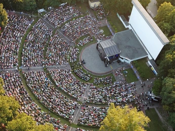 Volksplatz Borna - Veranstaltungsort in der Leipzig Region Die Luftaufnahme des Volksplatzes Borna zeigt das 180-Grad-Amphitheaters während einer der zahlreichen VeranstaltungenThe aerial view of Volksplatz Borna shows the 180-degree amphitheater during one of the numerous eventsLa vista aerea della Volksplatz Borna mostra l'anfiteatro a 180 gradi durante uno dei numerosi eventi.Letecký pohled na náměstí Volksplatz Borna ukazuje 180stupňový amfiteátr během jedné z mnoha akcí.De luchtfoto van Volksplatz Borna toont het 180-graden amfitheater tijdens een van de vele evenementenWidok z lotu ptaka na Volksplatz Borna pokazuje 180-stopniowy amfiteatr podczas jednego z licznych wydarzeń.