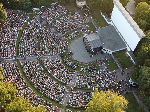Volksplatz Borna - Veranstaltungsort in der Leipzig Region Die Luftaufnahme des Volksplatzes Borna zeigt das 180-Grad-Amphitheaters während einer der zahlreichen Veranstaltungen