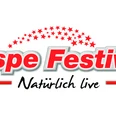 elspe logo.png Logo des Elspe Festivals mit dem Slogan "Natürlich live". Rote Schrift auf weißem Hintergrund, umgeben von roten Sternen.