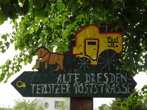 Poststraßenschild in Göppersdorf
