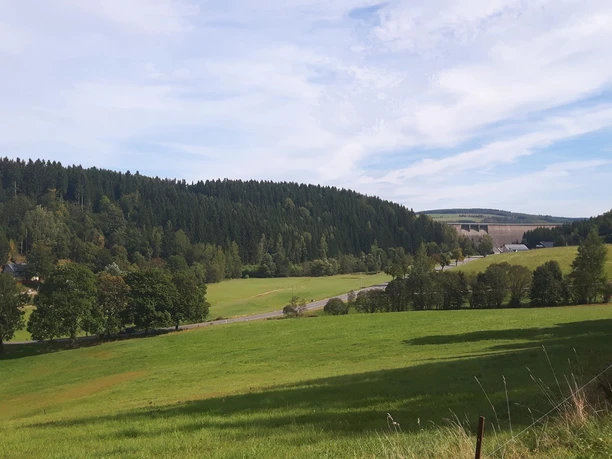 Blick auf die Staumauer Talsperre Rauschenbach
