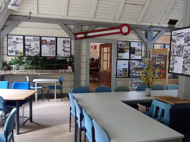 Wanderrast im Bahnhof