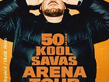 Kool Savas feiert 50 Jahre mit einer Arena-Tour, Pulli und Cap ergänzen den Look.