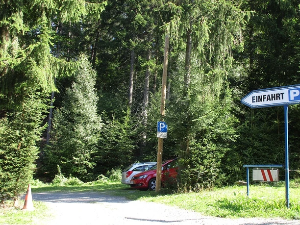 Talsperre Falkenstein gebührenpflichtiger, geräumiger Parkplatz unterhalb Staumauer