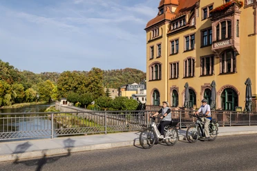 Das Rathaus von Waldheim trohnt über der Zschopau