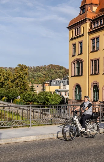 Das Rathaus von Waldheim trohnt über der Zschopau