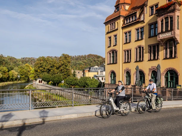 Das Rathaus von Waldheim trohnt über der Zschopau
