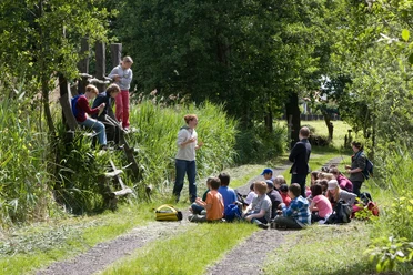 Kindergruppe auf dem Erlebnispfad