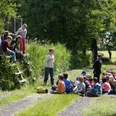 Kindergruppe auf dem Erlebnispfad