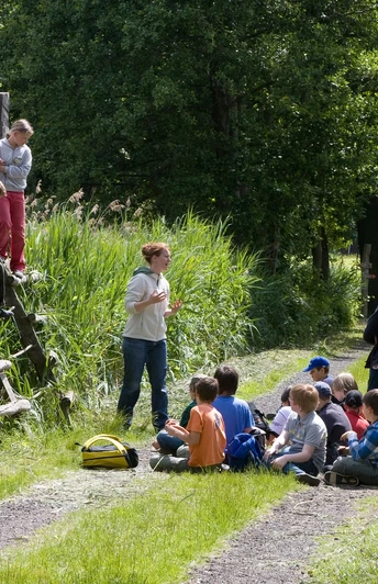 Kindergruppe auf dem Erlebnispfad