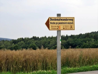 Hinweisschild für ein Denkmal mit Stationsnummer