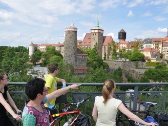 Radler auf der Bautzener Friedensbrücke