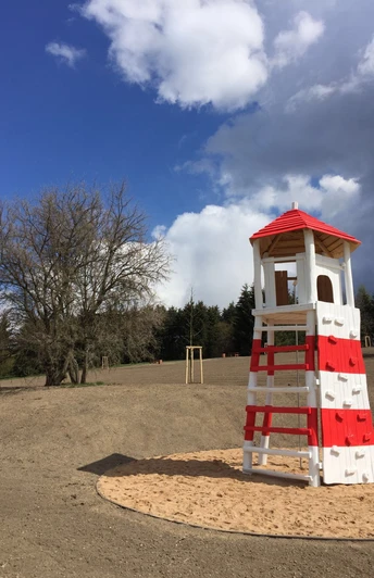 Kletterturm auf dem Spielplatz