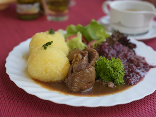 Roulade mit Rotkraut und Klößen - Kuhbergbaude bei Netzschkau