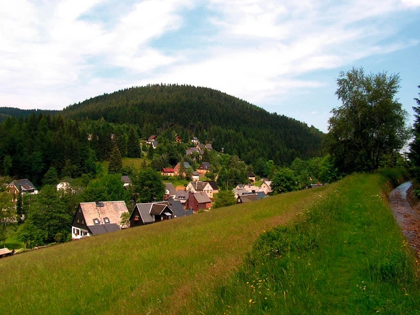 Wildenthal (Ortsteil von Eibenstock); im Hintergrund der Ellbogen (899 m)