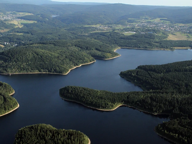 Talsperre Eibenstock, im Hintergrund Stadt Eibenstock und Erzgebirgskamm Talsperre Eibenstock
