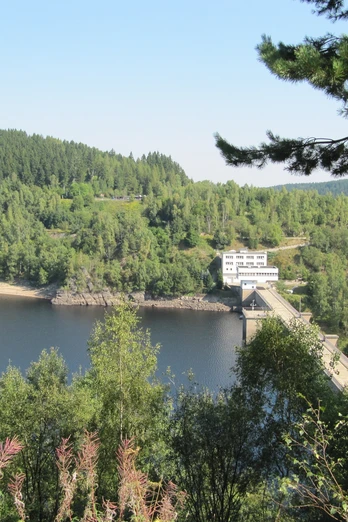 Staumauer der Talsperre Eibenstock vom Gerstenbergrundweg