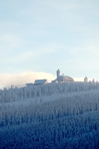 Der verschneite Fichtelberg vom Skilift Neudorf aus gesehen