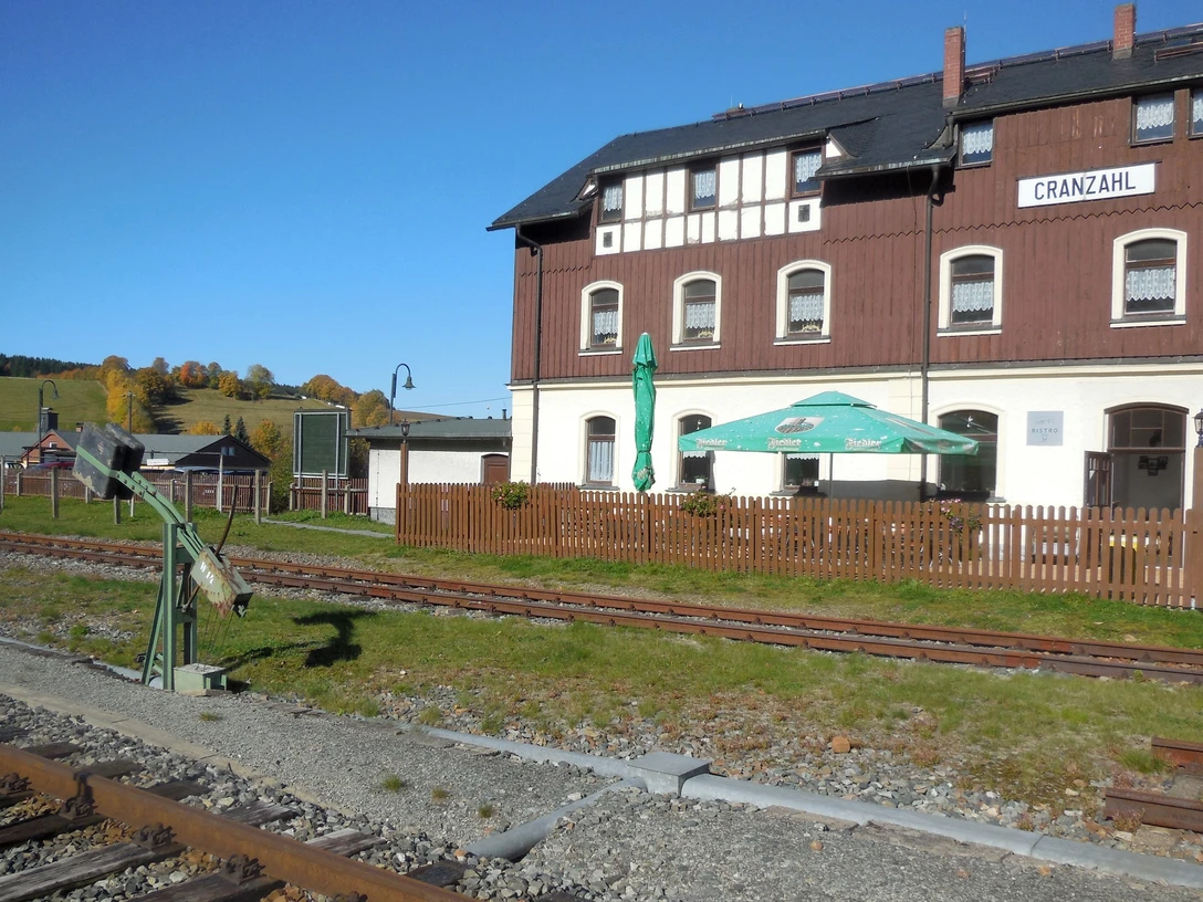 Bahnhof Cranzahl von den Gleisen aus gesehen