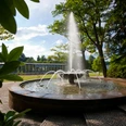 Waldspringbrunnen mit Blick auf die KunstWandelhalle