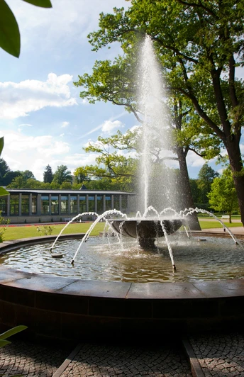 Waldspringbrunnen mit Blick auf die KunstWandelhalle