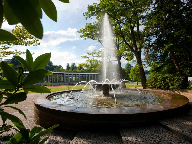 Waldspringbrunnen mit Blick auf die KunstWandelhalle