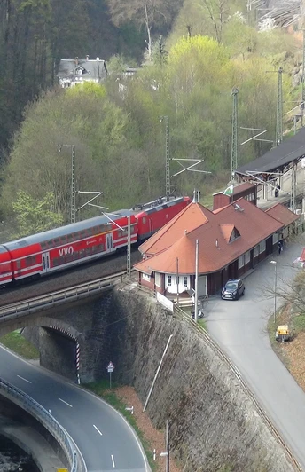 Blick vom Uhu-Felsen auf den Wanderbahnhof Edle Krone