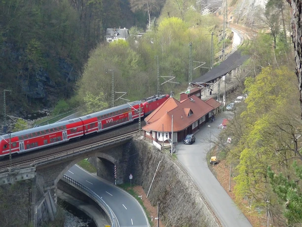 Blick vom Uhu-Felsen auf den Wanderbahnhof Edle Krone