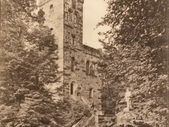 historische Czorneboh-Ansicht mit dem ersten steinernen Bergaussichtsturm der Oberlausitz