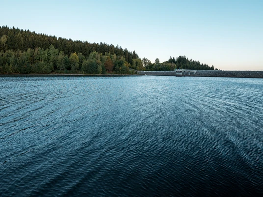 Blick zur Staumauer der Talsperre Falkenstein