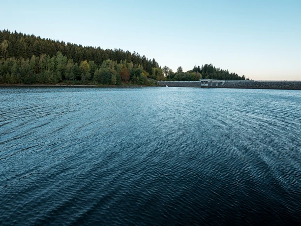 Blick zur Staumauer der Talsperre Falkenstein