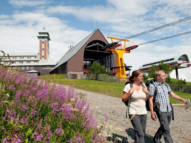 Fichtelberg mit Bergstation der Schwebebahn und Fichtelberghaus