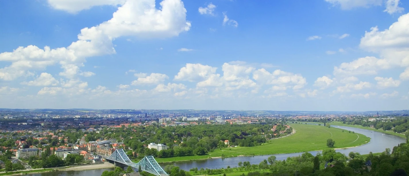 Blick über das Elbtal. Dresdner Elbtal mit Blauem Wunder