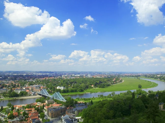 Blick über das Elbtal. Dresdner Elbtal mit Blauem Wunder