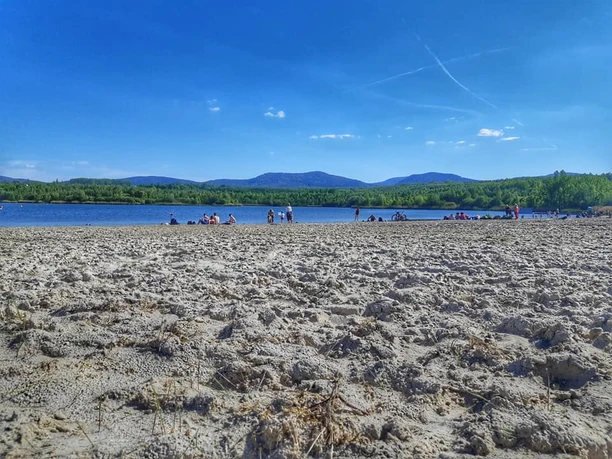 Strand am Olbersdorfer See - Hintergrund Naturpark Zittauer Gebirge - Autor Dasa Hrehova