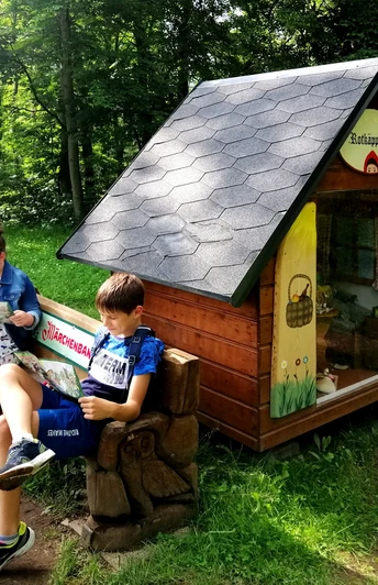 kleine Rast auf Märchenbank bei Rotkäppchen