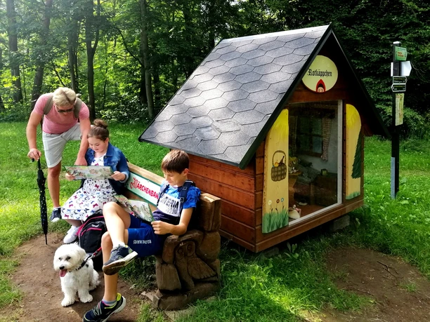 kleine Rast auf Märchenbank bei Rotkäppchen