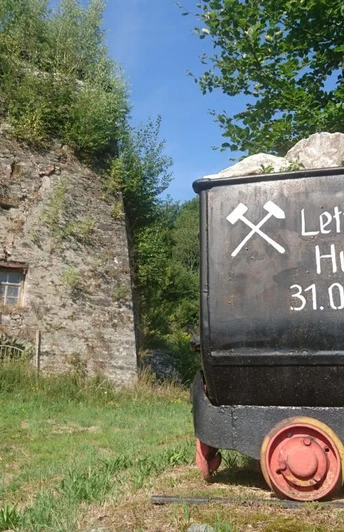 Hunt vor dem ehemaligen Kalkwerk in Herold bei Thum