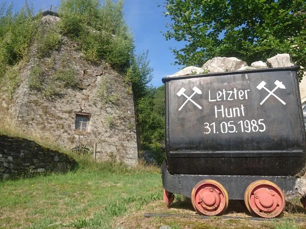 Hunt vor dem ehemaligen Kalkwerk in Herold bei Thum
