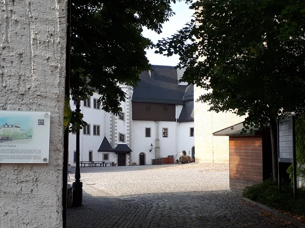 Schloss Wildeck mit Infotafel