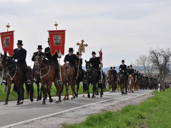 Bautzener Osterreiterprozession am Ostersonntag auf dem Weg nach Radibor (Temritzer Weg)