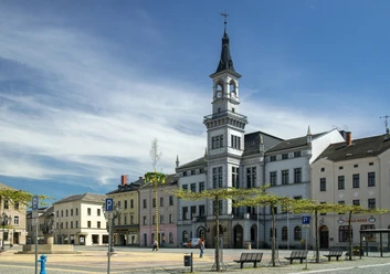 Oelsnitz Marktplatz mit Rathaus