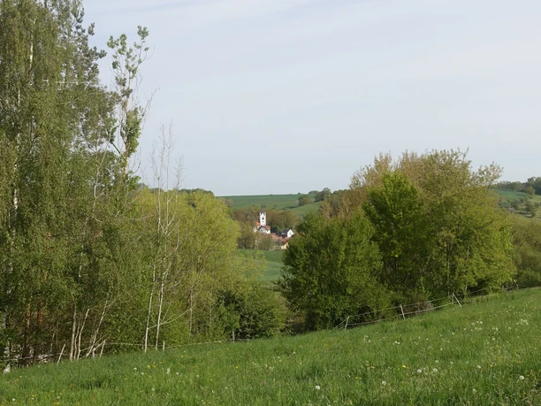 Oberhalb des Speichers Schöna mit Blick auf die Kirche von Saara