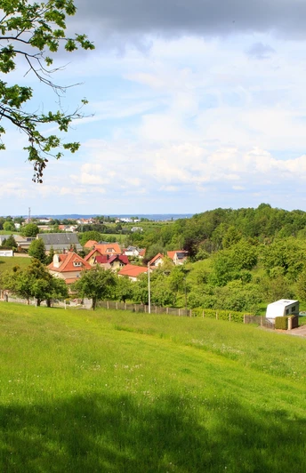Blick vom ehemaligen Bahndamm über Kleinnaundorf