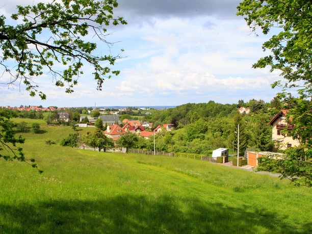 Blick vom ehemaligen Bahndamm über Kleinnaundorf