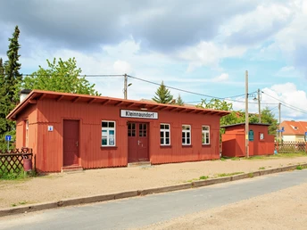 Hölzernes Bahnhofsgebäude am Haltepunkt Kleinnaundorf